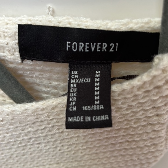 Cream v-neck knitted sweater with knot detailing on the back. Size M. - Picture 5 of 5